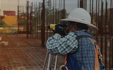 Ingeniero realizando levantamiento topográfico en obra